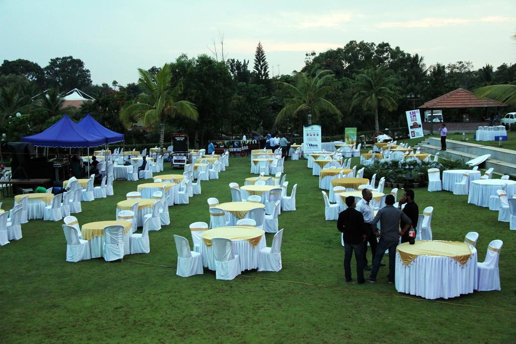 Hotel By The Way Mysore Esterno foto
