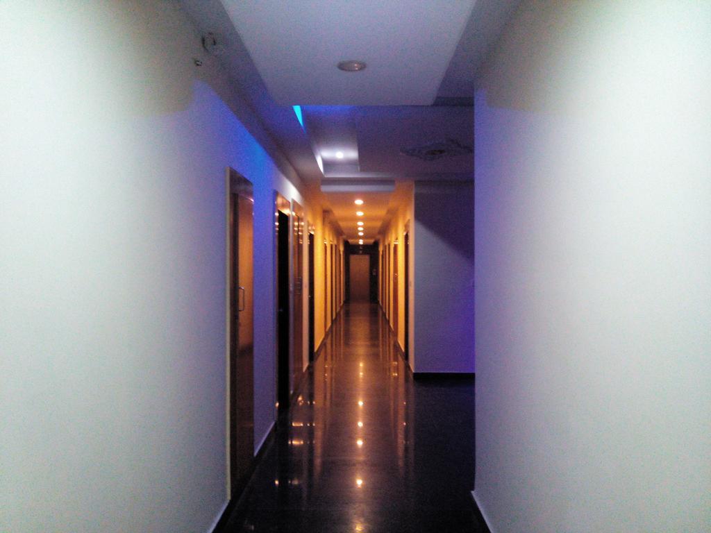 Hotel By The Way Mysore Esterno foto