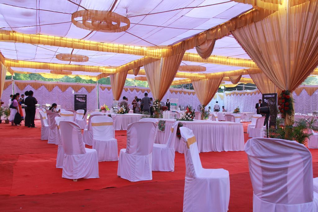 Hotel By The Way Mysore Esterno foto