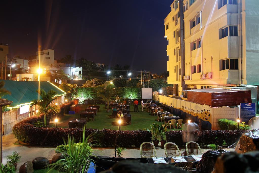 Hotel By The Way Mysore Esterno foto