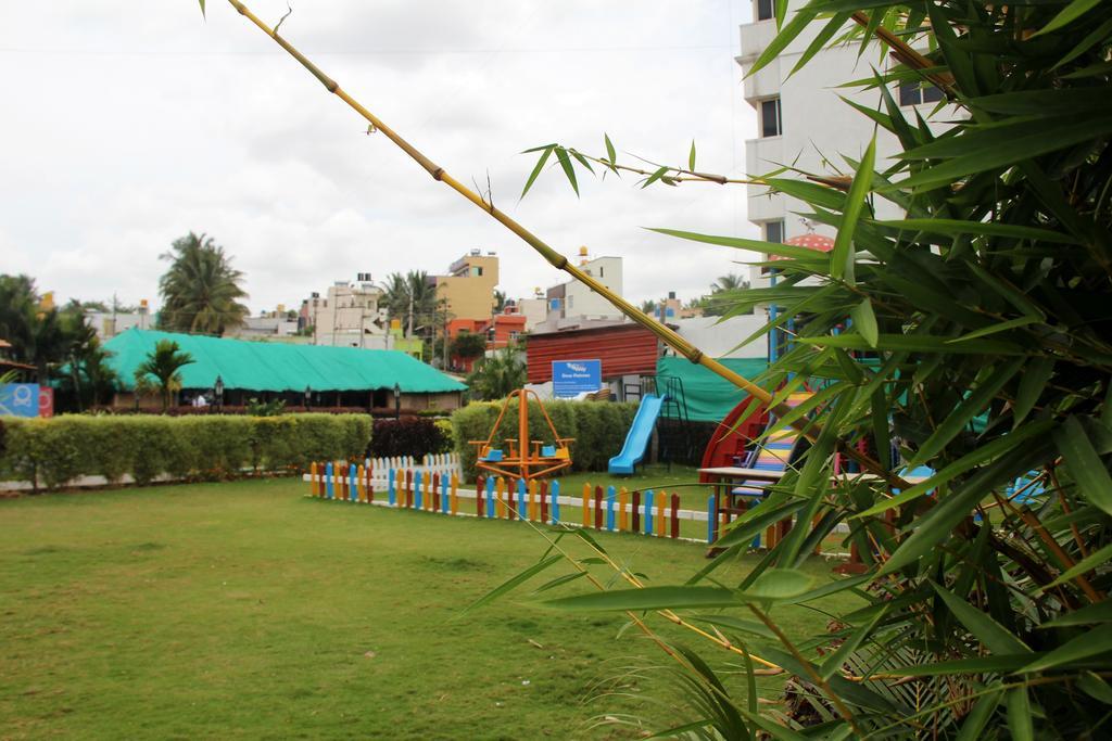 Hotel By The Way Mysore Esterno foto